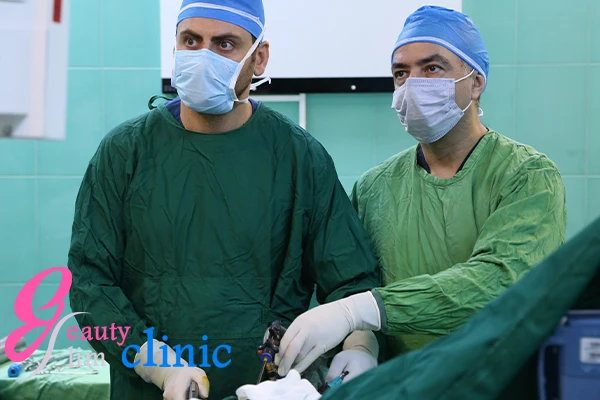 دکتر سعید سینا و دکتر ماهر کردی در حال انجام جراحی لاغری